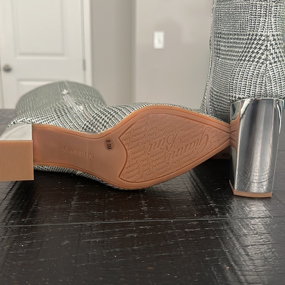 Brand new. No box. Size 8.5
Approx. 3.74" metallic heel - Picture 3 of 5